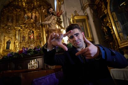 Dario Fernández, ‘el Jartible’, junto a la imagen del Señor de la Paciencia de Granada, en la iglesia de San Matias, en Granada.