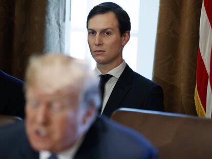 Kushner detr&aacute;s de Trump, en un acto el pasado noviembre