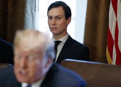 Kushner detr&aacute;s de Trump, en un acto el pasado noviembre