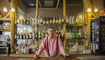 Carlos Raluy darrere la barra del London Bar.
