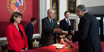 Don Juan Carlos entrega al historiador Miguel Ángel Ladero el Premio Órdenes Españolas 2019, premio internacional de investigación histórica, en presencia de la ministra de Justicia en funciones, Dolores Delgado, en el Real Monasterio de San Lorenzo de El Escorial, 17 de mayo de 2019.