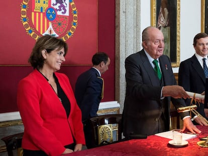 Don Juan Carlos entrega al historiador Miguel Ángel Ladero el Premio Órdenes Españolas 2019, premio internacional de investigación histórica, en presencia de la ministra de Justicia en funciones, Dolores Delgado, en el Real Monasterio de San Lorenzo de El Escorial, 17 de mayo de 2019.