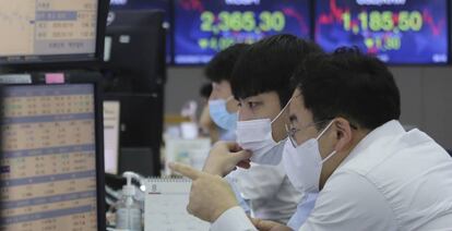 Operadores en una sala de trading de Seúl.