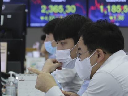 Operadores en una sala de trading de Seúl.