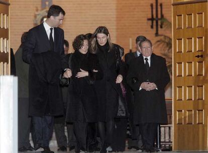 A la iglesia han llegado los Príncipes junto a la Reina; la madre de Ortiz, Paloma Rocasolano; y el padre de ésta, Francisco Rocasolano, que ha entrado del brazo de la infanta Elena. También han estado presentes en la misa el ex novio de Ortiz, Antonio Vigo, y su pareja, Roberto García, así como la otra hermana, Telma. Tanto la Reina como Telma no pudieron asistir al funeral e incineración de Ortiz, el pasado jueves, por encontrarse de viaje en el extranjero.