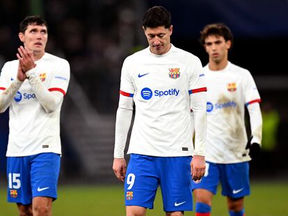 Christensen, Lewandowski y Joao Félix, después de la derrota frente al Shakhtar.