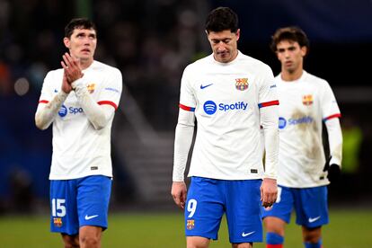 Christensen, Lewandowski y Joao Félix, después de la derrota frente al Shakhtar.