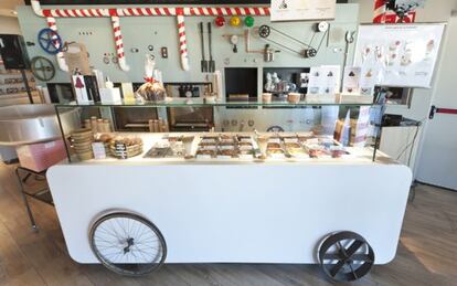 Carrito de helados en Rocambolesc, la heladería de Jordi Roca en Madrid.