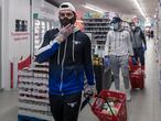 Omar Montes, junto a Oscar Barrul e Iván Salcedo, comprando comida en el supermercado Alcampo de Carabanchel.