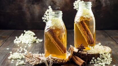 Té de kombucha fermentado en infusión de flor de sauco con canela y jengibre.