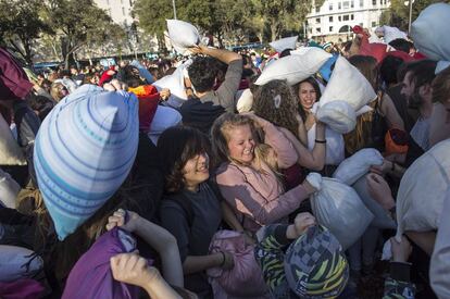 Batalla de coixins al centre de Barcelona