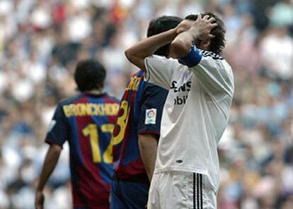 Raúl se lamenta por una oportunidad perdida por el Madrid.