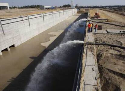 La esclusa del puerto de Sevilla comenzó ayer a llenarse de agua.