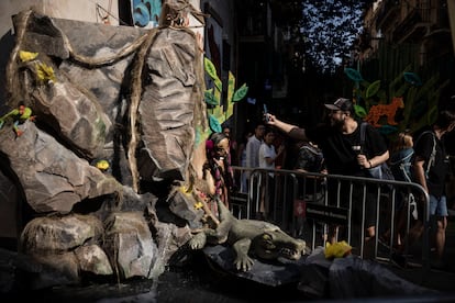 Un vecino observa el decorado de la calle Verdi de Barcelona. 