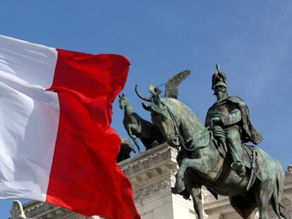 Bandera italiana en el monumento Altare della Patria, en Roma.