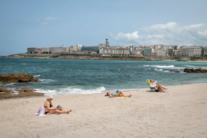 Playa urbana de Riazor, en A Coruña, punto final o de inicio de la N-VI. 