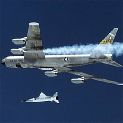 El X43 es lanzado desde un B-52 en una fotografía tomada durante una prueba llevada a cabo en 2001.