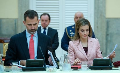 El rey Felipe VI y la reina Letizia en la reuni&oacute;n anual del patronato del Instituto Cervantes, en el Palacio del Pardo.