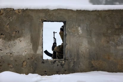 Un soldado sirio respaldado por Turquía durante un entrenamiento militar en una base cubierta de nieve en la región de Afrin (Alepo).