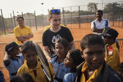 Alumnos de la escuela de tenis del Centro deportivo rural de Atmakur (India).