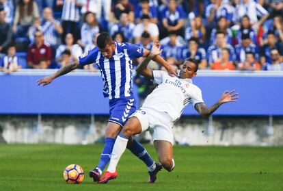 El defensa brasileño del Real Madrid, Danilo lucha por el balón con el centrocampista Víctor Camarasa del Alavés durante el partido de la décima jornada de Liga de Primera División disputado hoy en el estadio de Mendizorroza en Vitoria.