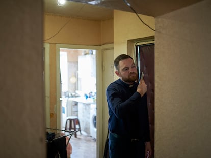 El pastor Andrii Shutkevich en su humilde casa de Svitlodarsk