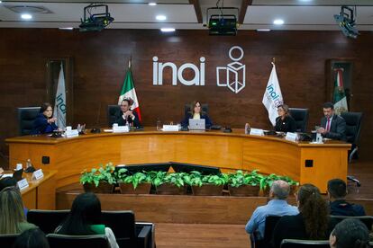 Comisionados del INAI durante una sesión extraodinaria en la sede del instituto en Ciudad de México, el pasado 31 de marzo.
