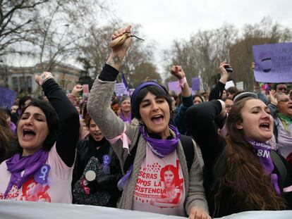 Ambiente de la manifestación del Día de la Mujer, el 8-M, a su paso por Cibeles, en Madrid.