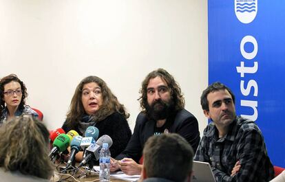 María Silvestre, Brauli Gómez y Xabier Landabidea, en la presentación del último Deustobarómetro.