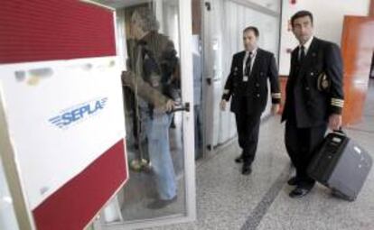 Dos pilotos de Iberia a su llegada el pasado miércoles a la asamblea que los pilotos celebraron en un hotel próximo al aeropuerto. EFE/Archivo