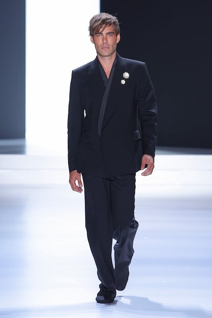 El modelo español Jon Kortajarena en el desfile de la colección para la próxima primavera de Dolce & Gabbana, en la semana de la moda de Milán.