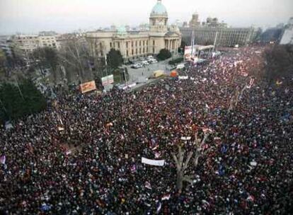 Miles de manifestantes, ante la sede del Gobierno serbio, en Belgrado.
