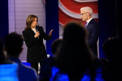 Kamala Harris addresses moderator Anderson Cooper during the televised debate this Wednesday in Aston (Delaware County, Pennsylvania).