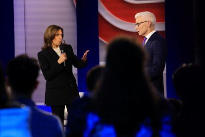 Kamala Harris addresses moderator Anderson Cooper during the televised debate this Wednesday in Aston (Delaware County, Pennsylvania).