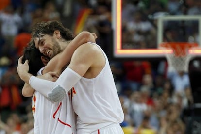 Pau Gasol abraza a Jose Calder&oacute;n tras el partido.