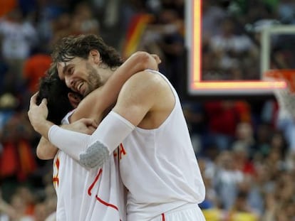 Pau Gasol abraza a Jose Calderón tras el partido.