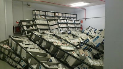 Estanterías caídas en la sala de archivos de la Ciudad de la Justicia de Valencia.