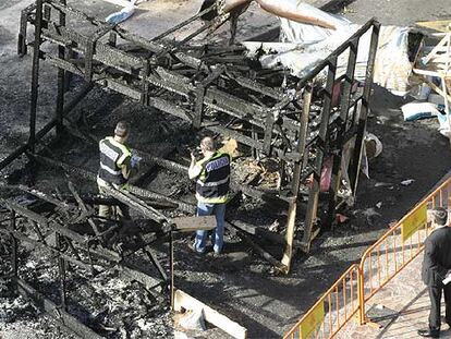 Restos de las figuras de la falla del Ayuntamiento de Valencia quemadas durante la madrugada de ayer, antes de su montaje.