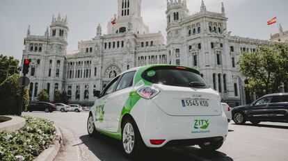 Coche de Zity circulando por Madrid.