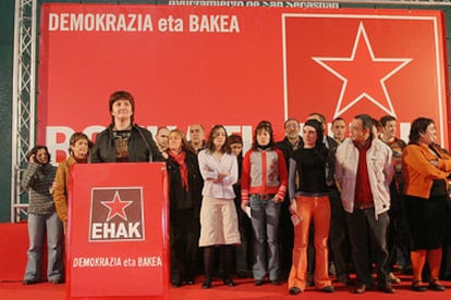 Nekane Erauskin, primera candidata de EHAK por Guipúzcoa, se dirige desde el atril a los asistentes al mitin.