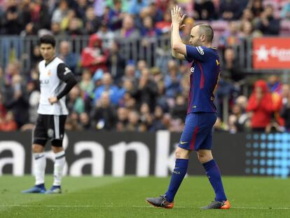 Iniesta se retira ovacionado del Camp Nou.