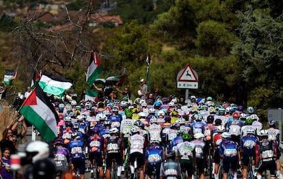 El pelotón de La Vuelta ciclista a su paso por la localidad madrileña de Robledo de Chavela.