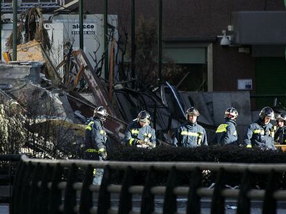 Los bomberos del Ayuntamiento de Madrid, durante la inspección de la torre Windsor.