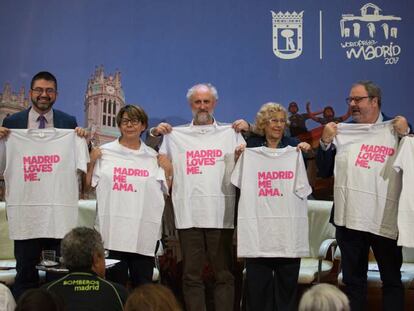 La alcaldesa de Madrid y ediles del gobierno municipal en un acto públco del Ayuntamiento. 