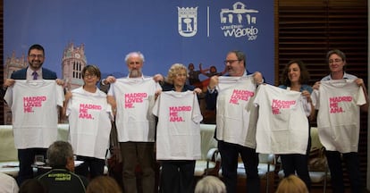 La alcaldesa de Madrid y ediles del gobierno municipal en un acto públco del Ayuntamiento.