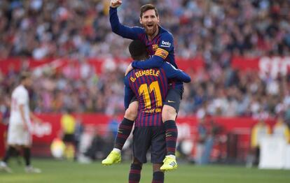 Messi celebra uno de sus goles al Sevilla.