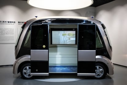 Minibús autónomo impulsado con IA, diseñado para transporte urbano.