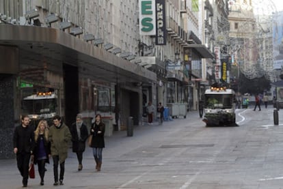 Aspecto que presentaba ayer la calle de Preciados a primera hora de la mañana, con los servicios de limpieza recorriendo la calle.