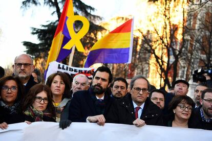 Catalan premier Quim Torra (r) and Roger Torrent, speaker of the Catalan parliament, on a street near the Supreme Court.