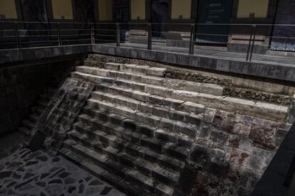 La escalinata hallada en la Casa del Marqués del Apartado fue la primera ventana arqueológica hallada en Ciudad de México, en 1901, escavada por Leopoldo Batres.